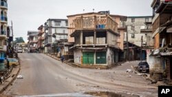 Rues désertes en Sierra Leone, les habitants devant rester chez eux trois jours d'affilée (AP)