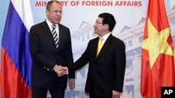 Russian Foreign Minister Sergey Lavrov, left, shakes hands with his Vietnamese counterpart Pham Binh Minh before their meeting in Hanoi, Vietnam Wednesday, April 16, 2014. (AP file Photo)