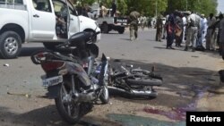 Pasukan keamanan Chad mengamankan lokasi serangan bunuh diri di N'Djamena, Senin (15/6).