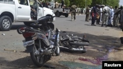 Security officers stand at the site of a suicide bombing in Ndjamena, Chad, June 15, 2015. 