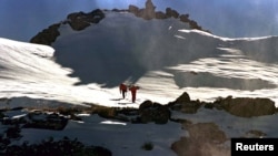 Des athlètes s'appretent a skiier près de la station Tiffendell en Afrique du Sud, le 4 juin 2009.