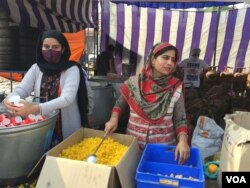 Women also help at the community kitchens that are a tradition in the Sikh faith. (Anjana Pasricha/VOA)