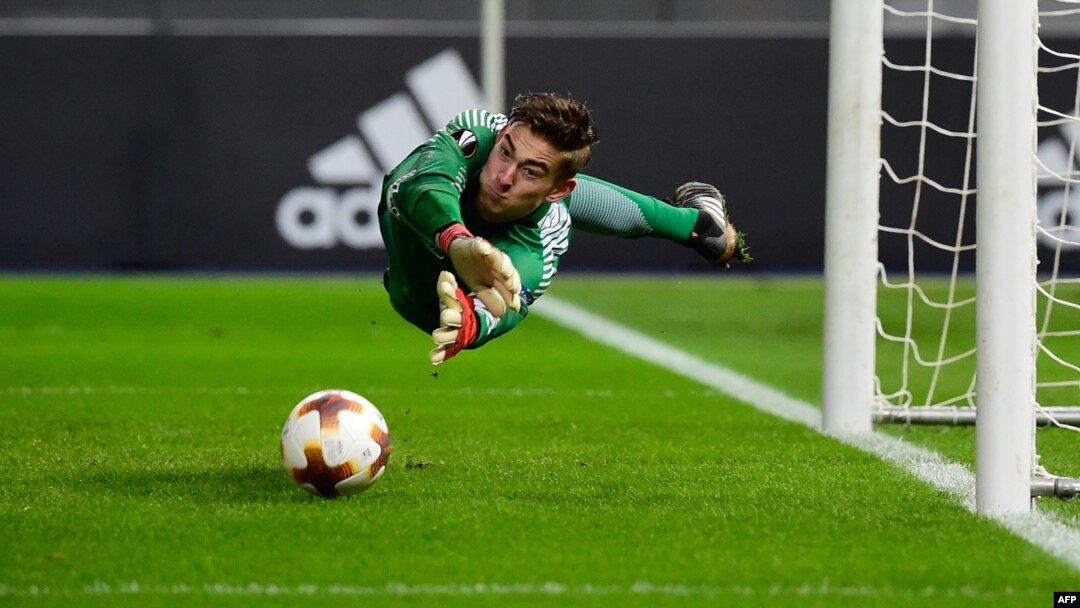 Jonathan Klinsmann, kiper Hertha Berlin, saat laga antara Hertha BSC vs Ostersun FK di Berlin, 7 Desember 2017.