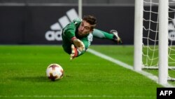 Jonathan Klinsmann, kiper Hertha Berlin, saat laga antara Hertha BSC vs Ostersun FK di Berlin, 7 Desember 2017.