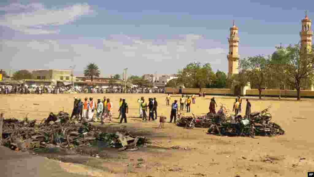 Des spécialistes scrutent le lieu de l&#39;explosion d&#39;une bombe dans la mosquée centrale, à Kano, au Nigeria, samedi 29 novembre 2014. Plus de 102 personnes ont été tuées dans les attentats à la bombe à la mosquée centrale de Kano, a déclaré un employé de l&#39;hôpital.