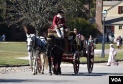 Los carruajes tirados por caballos son parte de las atracciones del conservado centro histórico Williamsburg, los visitantes pueden hacer un recorrido por las calles de la ciudad y apreciar la arquitectura de época a bordo de carruajes como este. [Foto: Tomás Guevara / VOA].