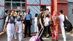 Sejumlah siswa tiba di sebuah sekolah di Dhaka, Bangladesh, pada 28 April 2024, di tengah cuaca panas yang melanda negara tersebut. (Foto: AFP/Munir Uz Zaman)