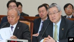 14일 한국 국회 외교통상통일위원회에서 북한 로켓발사관련 질의에 답변하는 김성환 한국 외통부 장관(오른쪽).