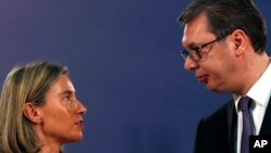 Visoka predstavnica EU za spoljnu politiku i bezbednost, Federika Mogerini, na zajedničkoj konferenciji za novinare sa predsednikom Srbije Aleksandrom Vučićem, u sklopu njene balkanske turneje, u Beogradu, 19. aprila 2018.