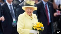 FILE - Her Majesty Queen Elizabeth II visits the Brandenburg Gate during the Royal State Visit to Germany.