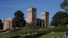 Para mahasiswa duduk di halaman dekat Royce Hall di UCLA di bagian Westwood Los Angeles pada 25 April 2019. (Foto: AP)