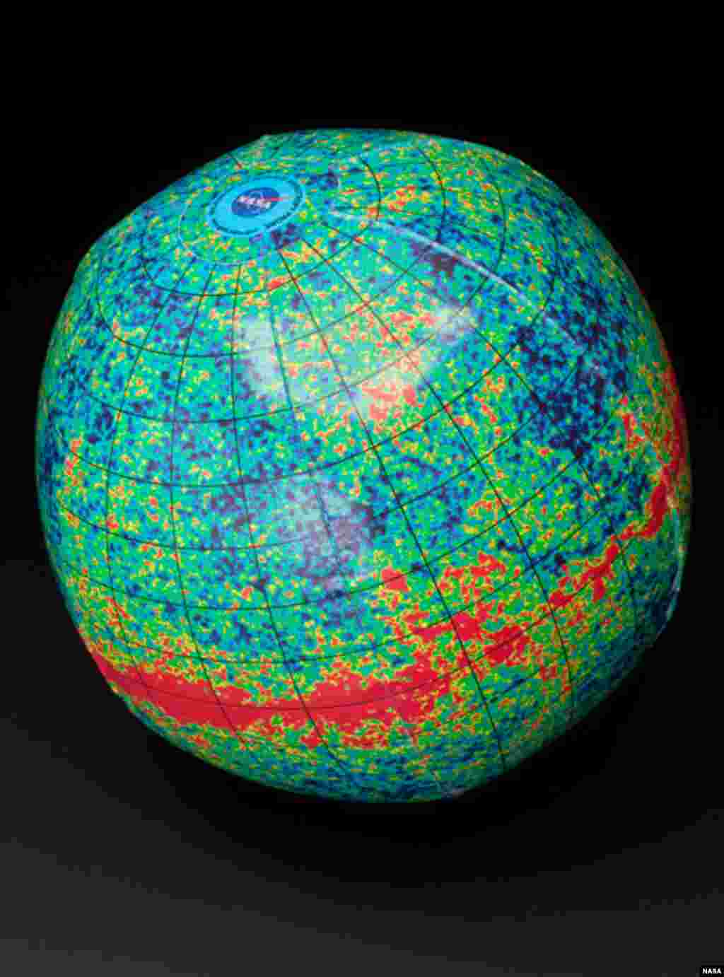 Bola kosmik ini memperlihatkan peta langit secara penuh dari radiasi gelombang mikro yang ditinggalkan peristiwa Ledakan Hebat (Big Bang) yang menciptakan alam semesta 13,7 miliar tahun lalu. (NASA)