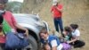 Guatemala continúa retornando migrantes de caravana, Honduras lamenta violencia