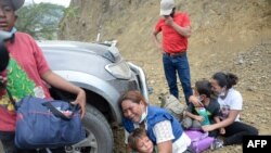 Migrantes que llegaron en caravana desde Honduras en su camino a Estados Unidos, son vistos cuando fuerzas de seguridad intentan dispersarlos en Vado Hondo, Guatemala, el 18 de enero de 2021.