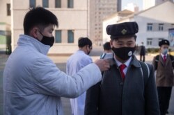 지난 4월 북한 평양의학대학에서 신종 코로나바이러스 감염을 막기 위해 등교하는 학생들의 체온을 재고 있다.