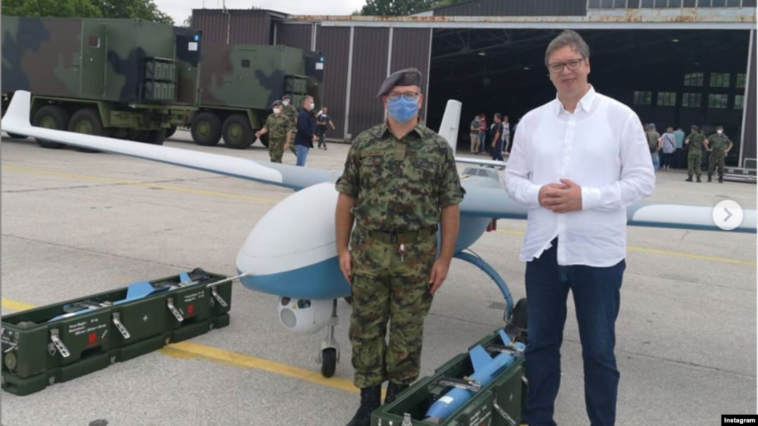 Predsednik Srbije Aleksandar Vučić prisustvovao je prikazu novih bespilotnih letelica CH-92A Vojske Srbije, na aerodromu "Pukovnik-pilot Milenko Pavlović" u Batajnici, 4. jula 2020. (Foto: Instagram profil predsednika Srbije)