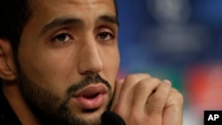 Le capitaine de l'équipe du Maroc, Mehdi Benatia, donne une conférence de presse pour son équipe de club, le FC Bayern, à Munich, en Allemagne, le 4 novembre 2014.