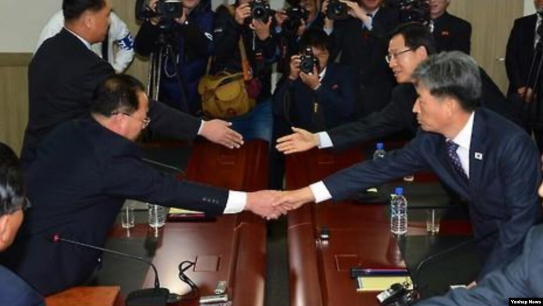 11일 오전 개성공단에서 제1차 차관급 남북 당국회담 1차 전체회의가 열렸다. 남측 수석대표인 황부기 통일부 차관(오른쪽)과 북측 수석대표 전종수 조국평화통일위원회 서기국 부국장이 악수하고 있다.(연합뉴스)