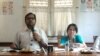 Haris Azhar (Kontras) dan Khalisah Khalid (Walhi) dalam diskusi menyoroti capres dan cawapres soal sumber daya alam di Jakarta, Kamis, 12 Juni 2014 (Foto: VOA/Iris Gera)