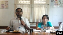 Haris Azhar (Kontras) dan Khalisah Khalid (Walhi) dalam diskusi menyoroti capres dan cawapres soal sumber daya alam di Jakarta, Kamis, 12 Juni 2014 (Foto: VOA/Iris Gera)