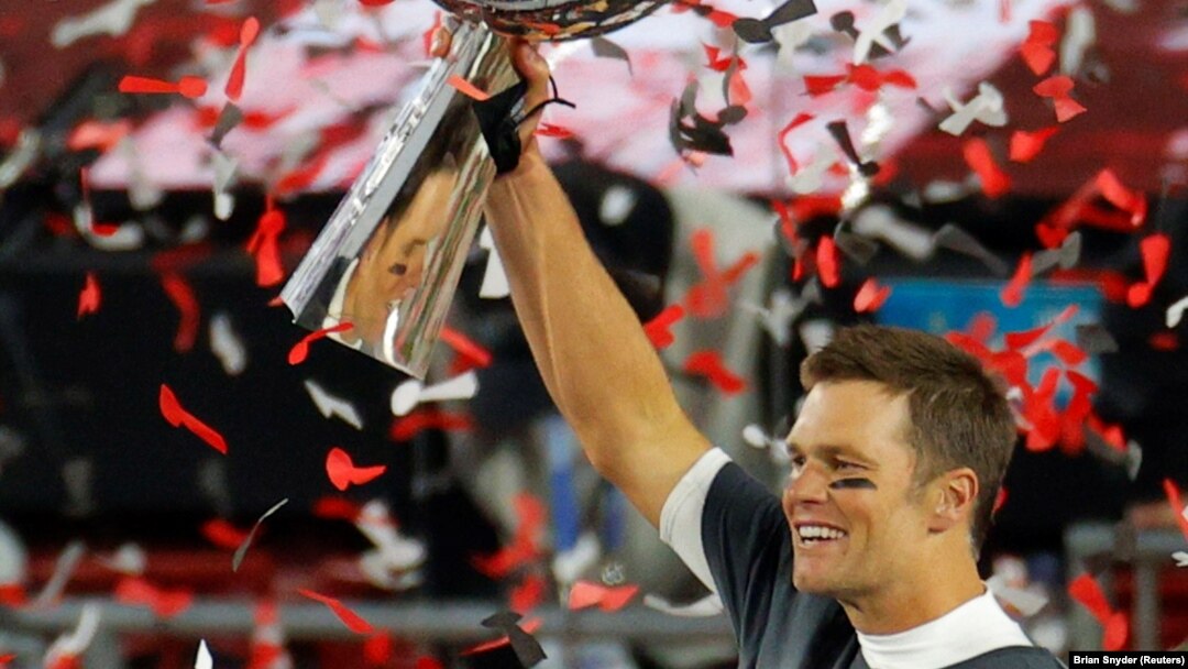 Kvoterbek Tampa Bej Bakanirsa Tom Brejdi proslavžlja titulu šampiona NFL-a sa trofejem koji nosi ime Vinsa Lobardija (Foto: Reuters) 