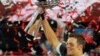 Tom Brady, pemain quarterback Tampa Bay Buccaneers, mengangkat piala Vince Lombardi setelah Buccaneers memenangkan laga final Super Bowl melawan Kansas City Chiefs, di Tampa, Florida, Minggu, 7 Februari 2021. (Foto: Reuters)