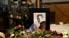 Цветы на могиле Алексея Навального после его похорон на Борисовском кладбище в Москве, 1 марта 2024 года.