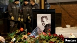 Цветы на могиле Алексея Навального после его похорон на Борисовском кладбище в Москве, 1 марта 2024 года.