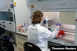 Una laboratorista trabaja en el Churchill Hospital, en la universidad de Oxford, Reino Unido.