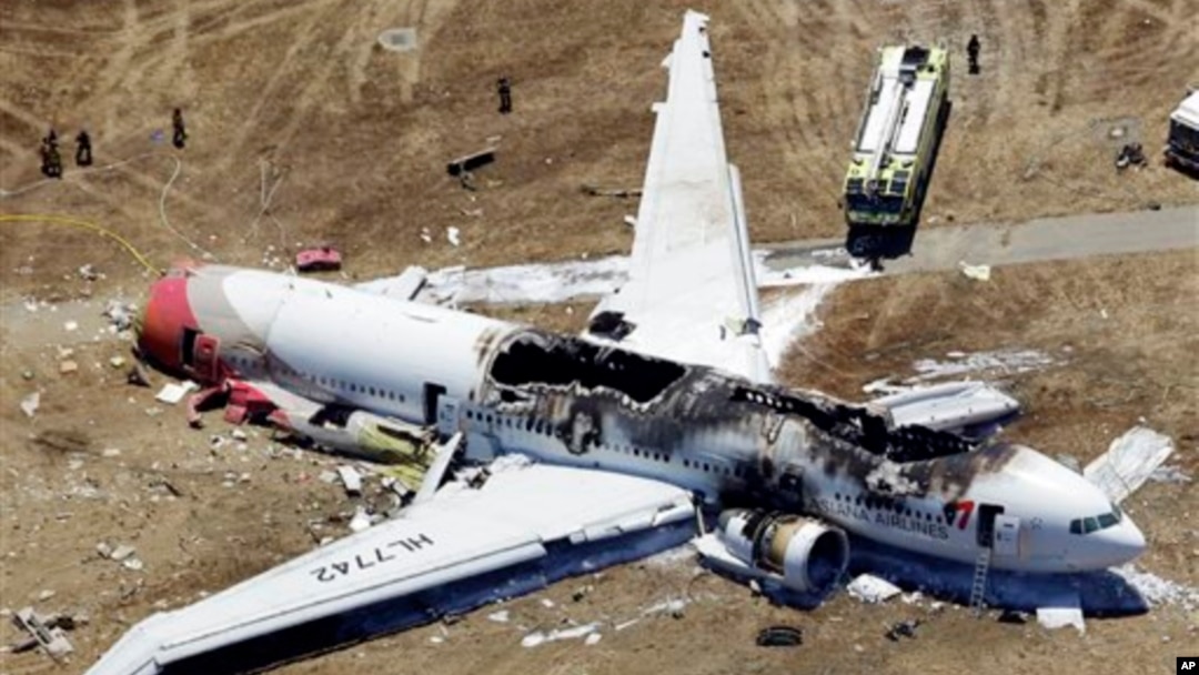 Bangkai pesawat Asiana Airlines penerbangan 214 yang jatuh di bandar udara internasional San Francisco (6/7). (Foto: AP)