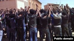 ኣብ ሃረር፡ ከባቢ ዩኒቨርሲቲ ሃሮማያ፡ ወተሃደራት ናብ ሓረስቶት ብዝኸፈትዎ ተኹሲ ዝተጎድኡ ከምዘለዉ ናይ ዓይኒ መሰኻኽር ገሊጾም