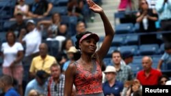 Venus Willams merayakan kemenangannya di babak pertama turnamen tenis AS Terbuka, di New York, 28 Agustus 2017.