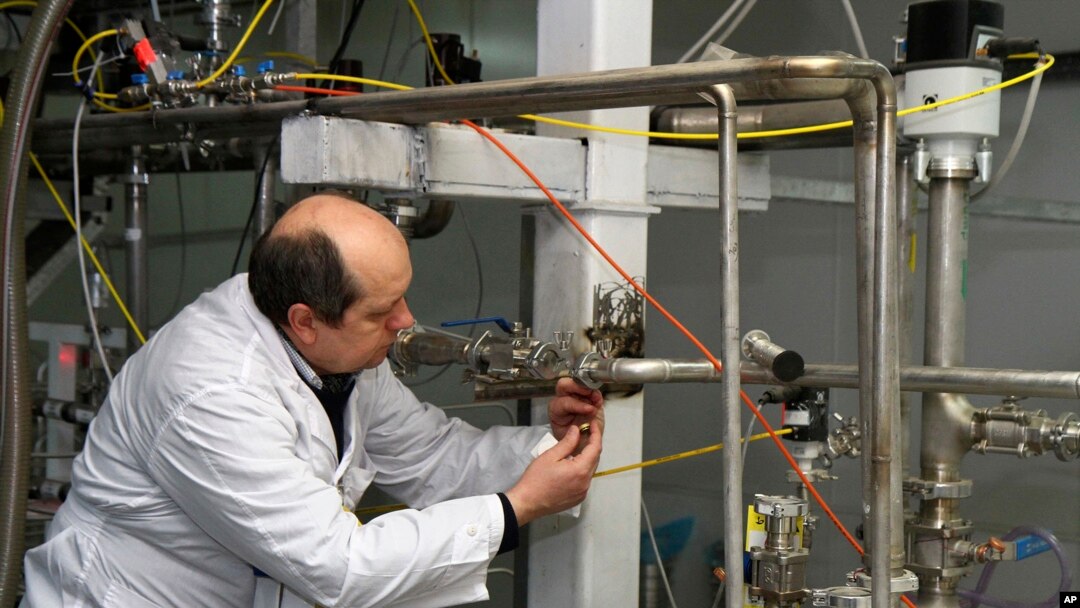 Inspektur nuklir IAEA saat mengunjungi fasilitas nuklir Iran di Natanz (foto: dok). 