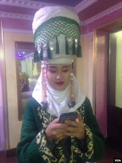 U xotinini kozini boglab porno uchun dostiga berdi.