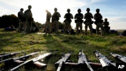 ARCHIVO - Armas yacen en el suelo mientras el personal ucraniano toma un descanso durante el entrenamiento en una base militar con las Fuerzas Armadas del Reino Unido en el sur de Inglaterra el 12 de octubre de 2022.
