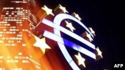 Euro dobësohet kundrejt dollarit