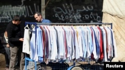 Un vendeur de vêtements à Alep, en Syrie, le 24 mars 2013. (REUTERS/Giath Taha)