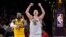 Nikola Jokic des Denver Nuggets célèbre la victoire de son équipe contre les Lakers de Los Angeles le 22 mai 2023, à Los Anges. Denver a gagné 113-111 pour remporter la série.