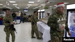 Pasukan NATO makan malam merayakan Natal di Kabul, Afghanistan, 25 Desember 2015. (Foto: ilustrasi)