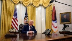 Presiden AS Donald Trump menjawab pertanyaan dari awak media saat ia berada di Kantor Oval di Gedung Putih, Washington, pada 23 Januari 2025. (Foto: AP/Ben Curtis)