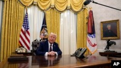 Presiden AS Donald Trump menjawab pertanyaan dari awak media saat ia berada di Kantor Oval di Gedung Putih, Washington, pada 23 Januari 2025. (Foto: AP/Ben Curtis)