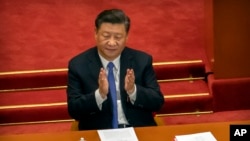 시진핑 중국 국가주석이 28일 중국 베이징 인민대회당에서 열린 13기 전국인민대표대회(전인대) 3차 전체회의 폐막식에서 박수를 치고 있다. 