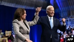 Američki predsjednik Joe Biden i potpredsjednica i demokratska predsjednička kandidatkinja Kamala Harris nakon govora na Comunity koledžu princa Georgea u Largu, Maryland, 15. avgusta 2024. (Fotografija Brendan SMIALOWSKI / AFP)