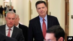 El exdirector del FBI, James Comey (der.), con su abogado David Kelly, salen del Capitolio el 17 de diciembre luego de una segunda reunión con dos comités liderados por republicanos que investigan presunto prejuicio en el Departamento de Justicia antes de las elecciones de 2016.