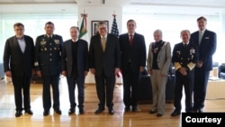 El secretario de Justicia de EE.UU. William Barr, cuarto desde la izq. posa con autoridades mexicanas tras una reunión en la oficina del Procurador en Ciudad de México. A la derecha de Barr, Marcelo Ebrard, canciller mexicano. Foto: Cortesía Gobierno de México. Enero 16 de 2020.