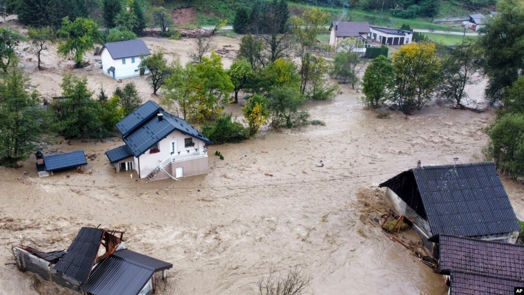 Poplavljene kuće nakon jake kiše u selu Luke, u blizini bosanskog grada Fojnice, 50 kilometara zapadno od Sarajeva (AP Photo/Robert Oroz)