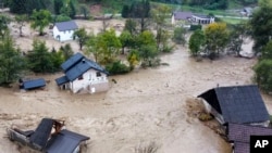 Poplavljene kuće nakon jake kiše u selu Luke, u blizini bosanskog grada Fojnice, 50 kilometara zapadno od Sarajeva (AP Photo/Robert Oroz)