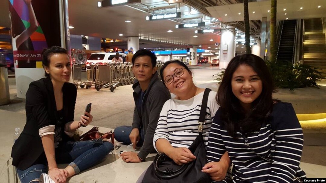 Penyanyi Ariel (kedua dari kiri) bersama aktris Sophia Latjuba (kiri) dan panitia konser NOAH di Los Angeles. (Foto: Endah Redjeki)