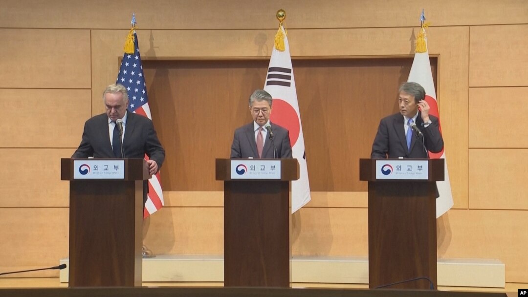16일 한국 서울 외교부 청사에서 커트 캠벨 미 국무부 부장관과 김홍균 한국 외교부 1차관, 오카노 마사타카 일본 외무성 사무차관 차관협의회 회의 후 공동 기자회견을 갖고 있다.