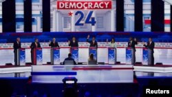 ARCHIVO - Precandidatos a la presidencia de EEUU durante el primer debate republicano, celebrado en Milwaukee el pasado mes de agosto.
